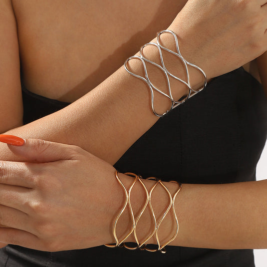 Bracciale a Polsino Aperto Geometrico Minimalista alla Moda da Donna con Texture a Rete Metallica e Finitura Galvanizzata