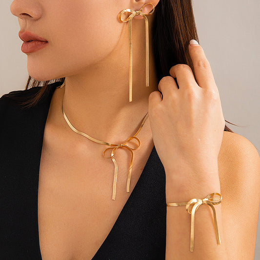Pendientes de mujer de metal con forma de lazo minimalista y acabado galvanizado