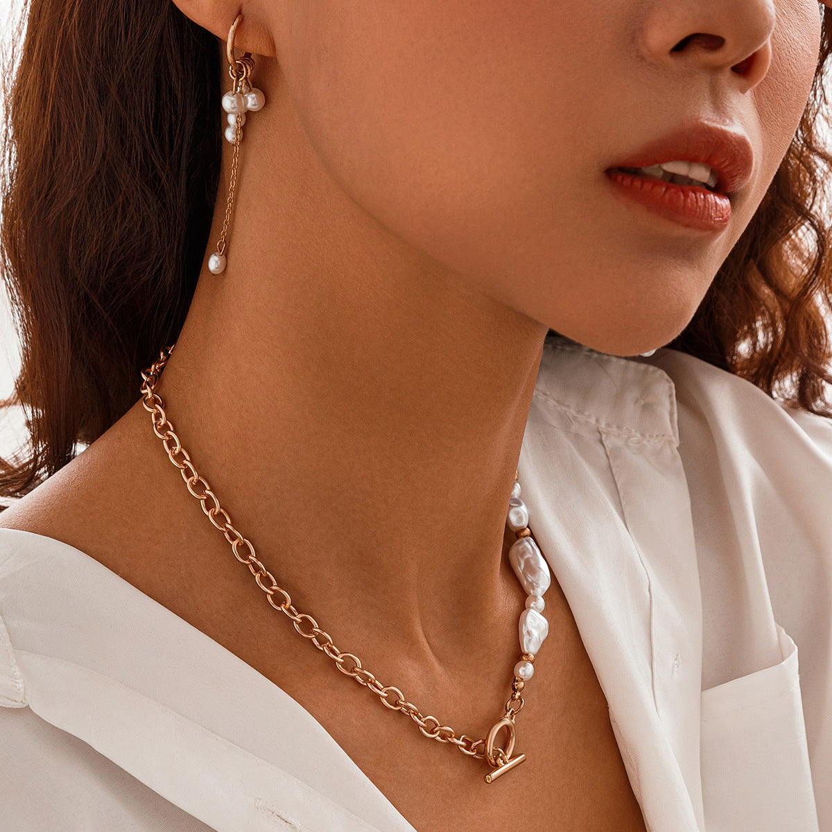 Collana Pendente Minimalista a Goccia Stile Barocco per Donna con Base in Lega, Finitura Galvanizzata, Dettagli Simil-Perla e Frange