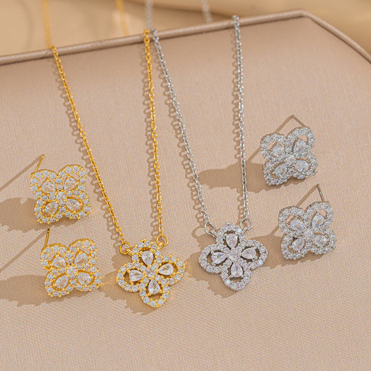 Collana con pendente a fiore portafortuna floreale minimalista da donna in acciaio inossidabile con zirconia micro-pavé su catena a O