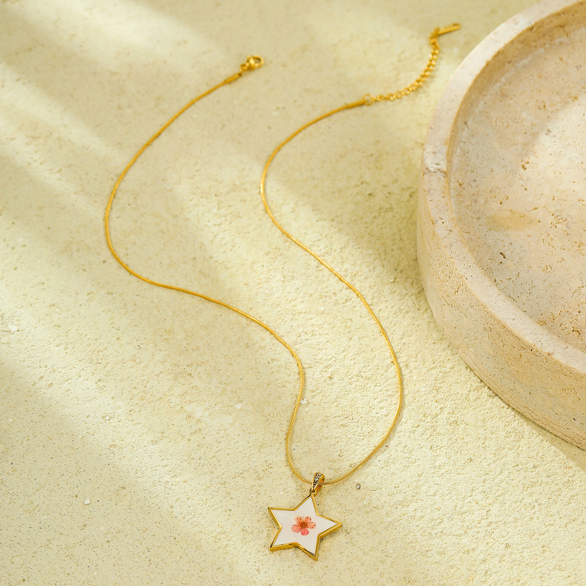 Minimalist Geometric Five-Point Heart Resin Enamel Pressed Dried Flower Pendant Necklace in Stainless Steel