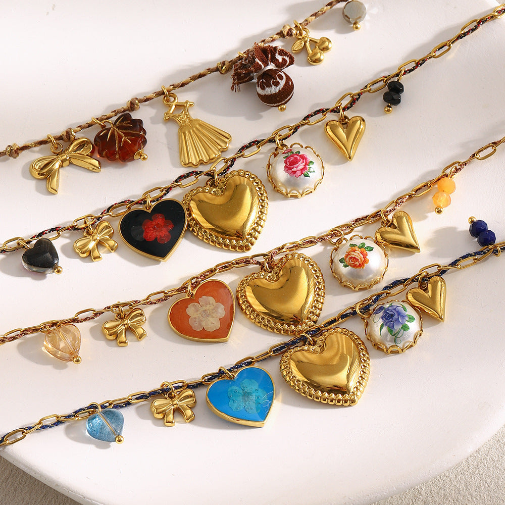Elegante collana con ciondolo a cuore fatto a mano in acciaio inossidabile con placcatura in oro 18 carati, catena in corda di cotone e dettaglio floreale