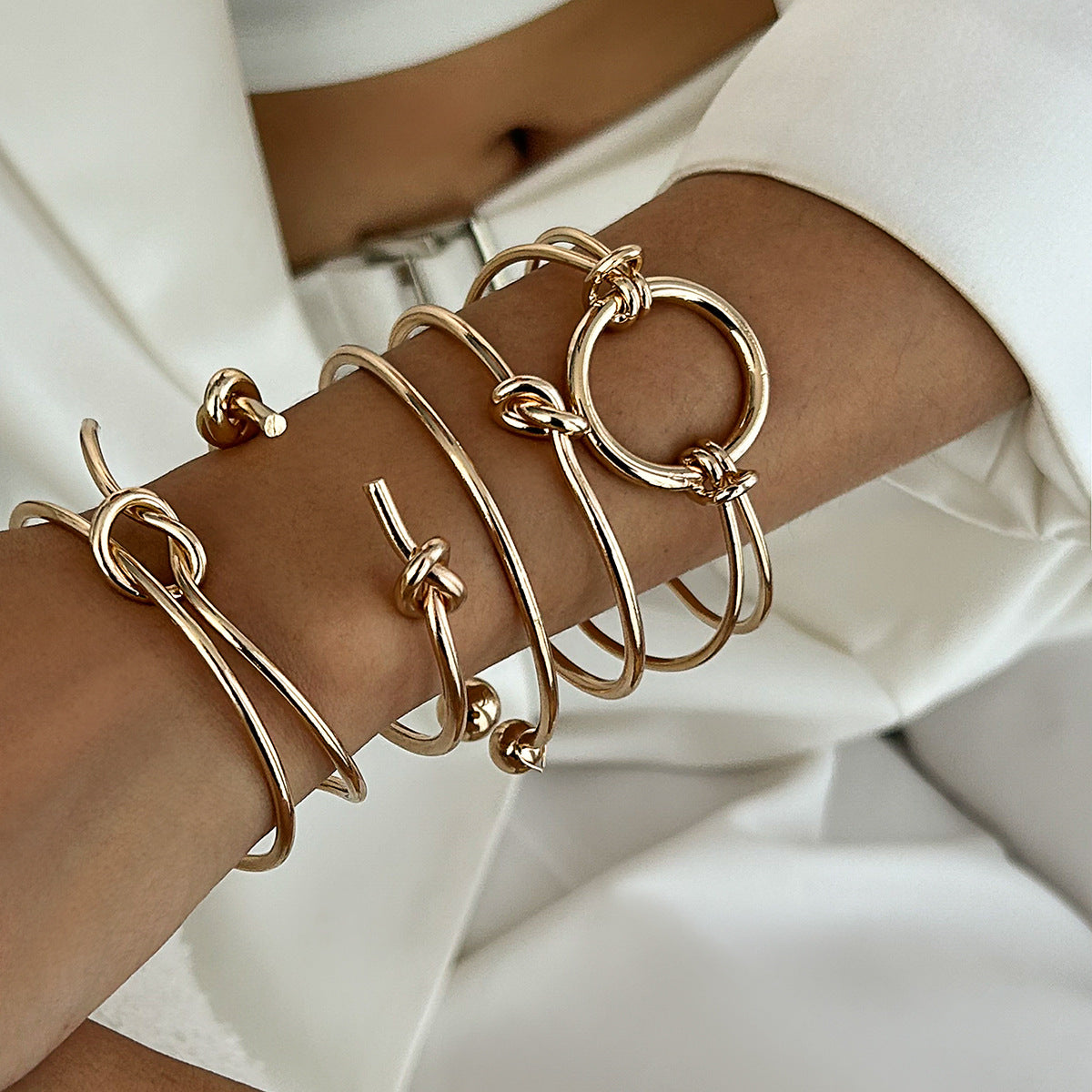 Brazalete abierto geométrico minimalista de doble capa con nudo hueco y acabado metálico chapado