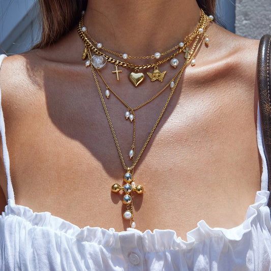 Elegante collar con colgante de acero inoxidable en forma de corazón con dije de acero de titanio y acabado chapado para mujer