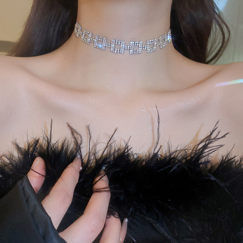 Elegante collar con colgante de lazo de diamantes de imitación y detalles de nácar perlado para mujer — Delicada cadena para clavícula en estilo de lujo minimalista y a la moda