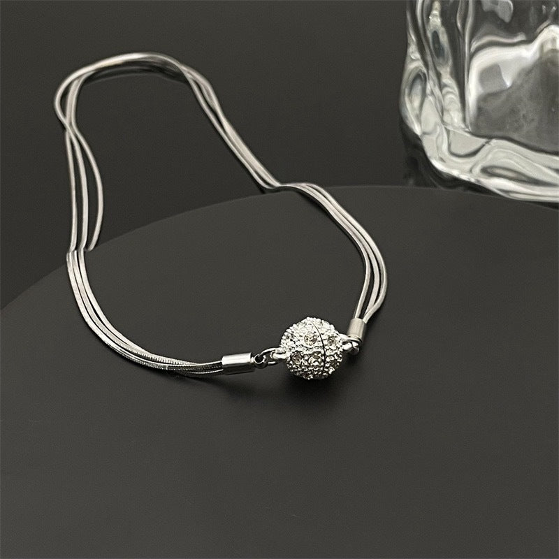 Collana Minimalista Geometrica da Donna in Acciaio al Titanio Magnetico con Strass, Finitura Placcata e Catena a Serpente