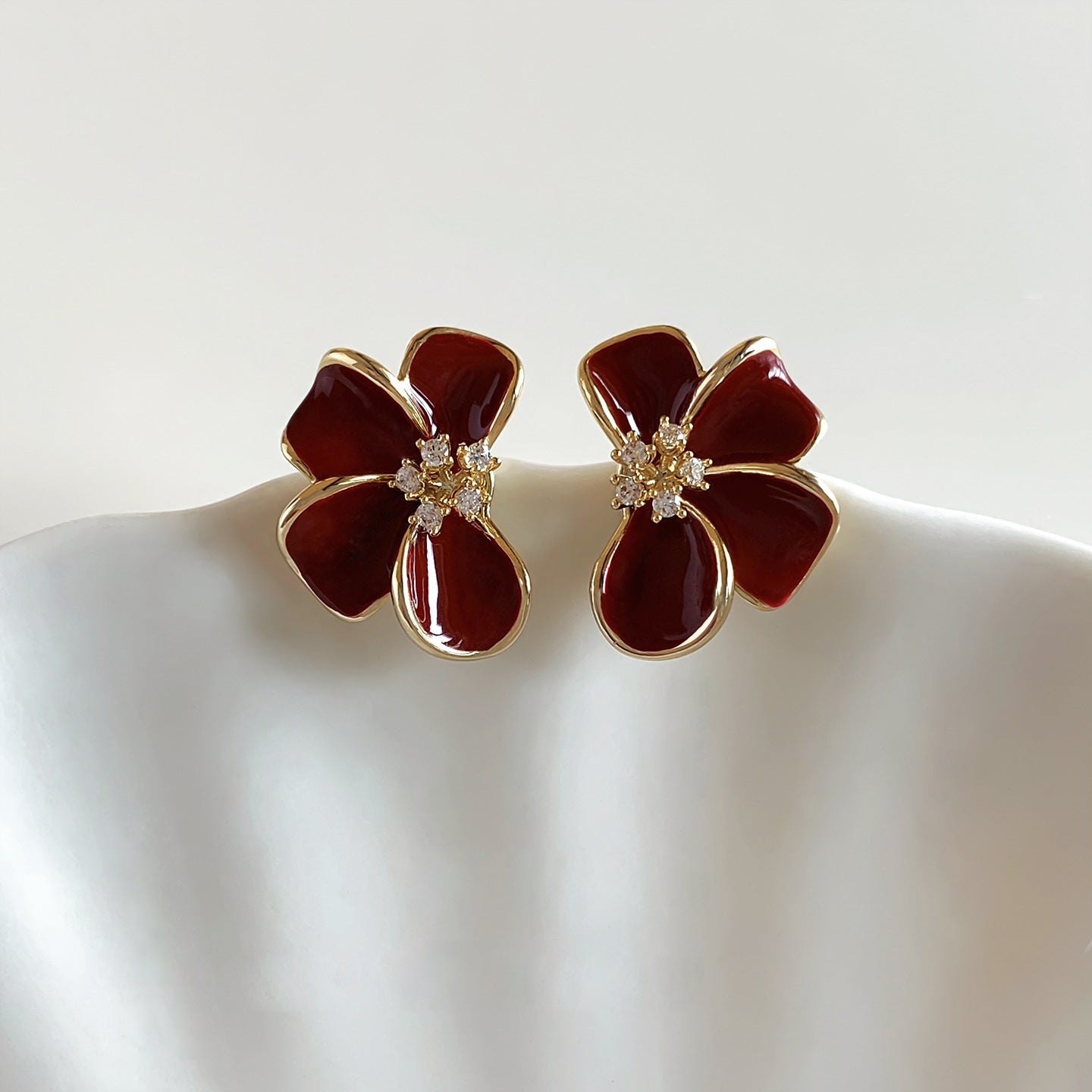 Pendientes colgantes de esmalte floral vintage, aretes de cobre bañados en oro de 18 quilates para mujer