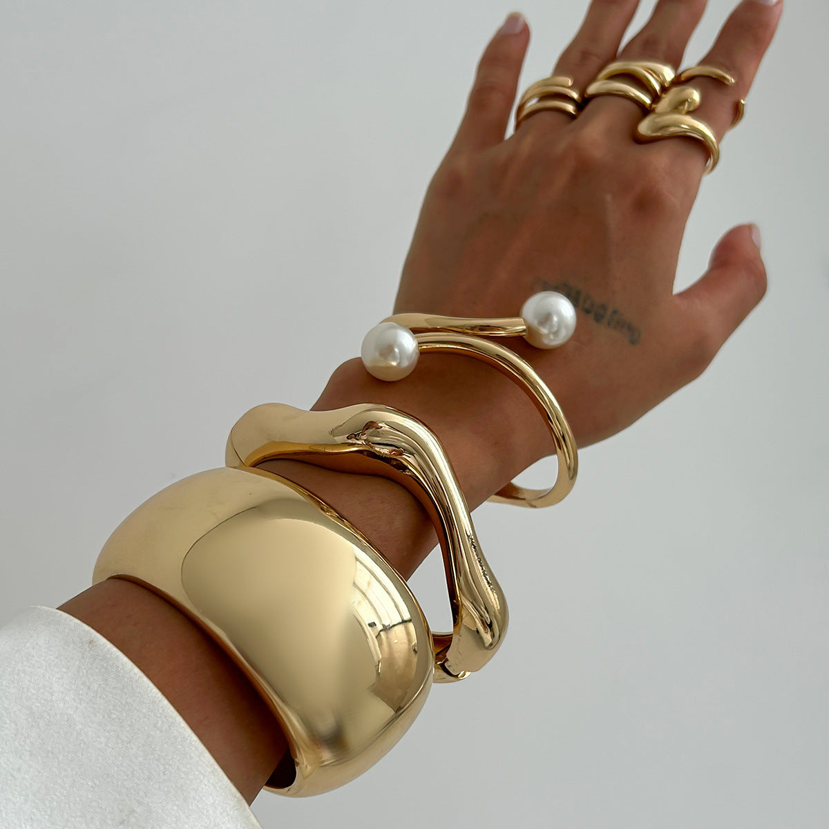 Pulsera de puño de metal entrelazado minimalista con detalles de perlas simuladas para mujer