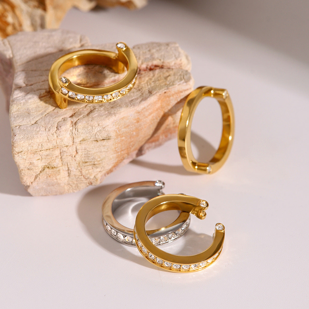 Anello da donna in acciaio inossidabile tondo geometrico minimalista con intarsio di strass