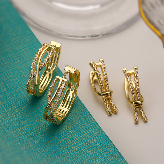 Orecchini a polsino geometrici minimalisti in rame per donna placcati oro 18K con intarsi in zirconi, design irregolare di ispirazione vintage