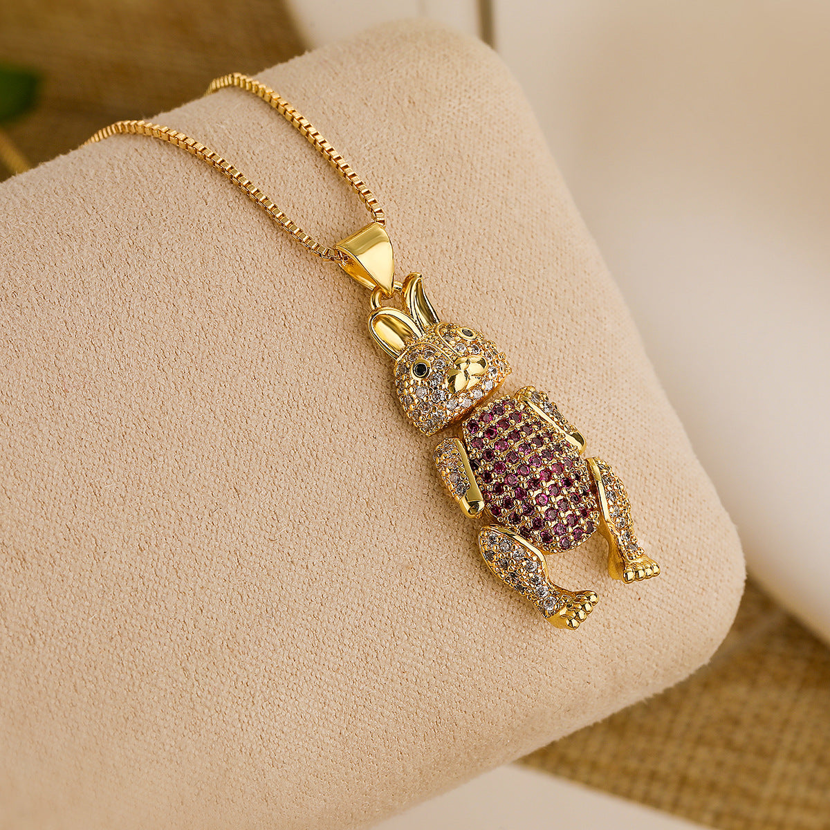 Collana con ciondolo a coniglio minimalista da donna in rame placcato oro e zirconi cubici