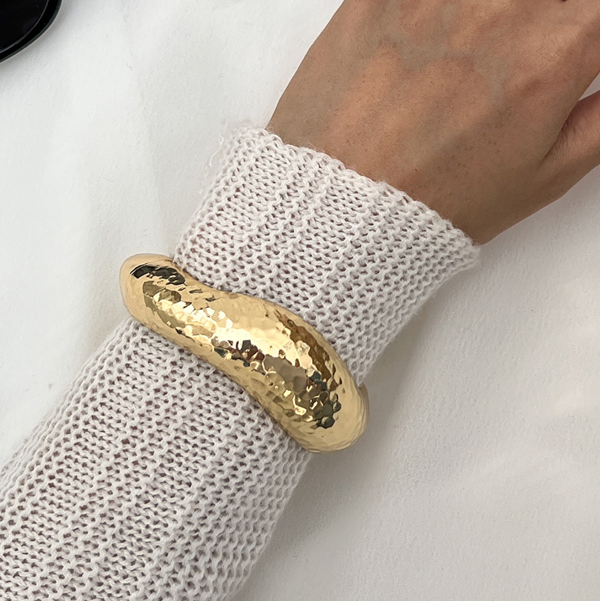 Bracciale da donna in lega martellata irregolare minimalista con chiusura a molla