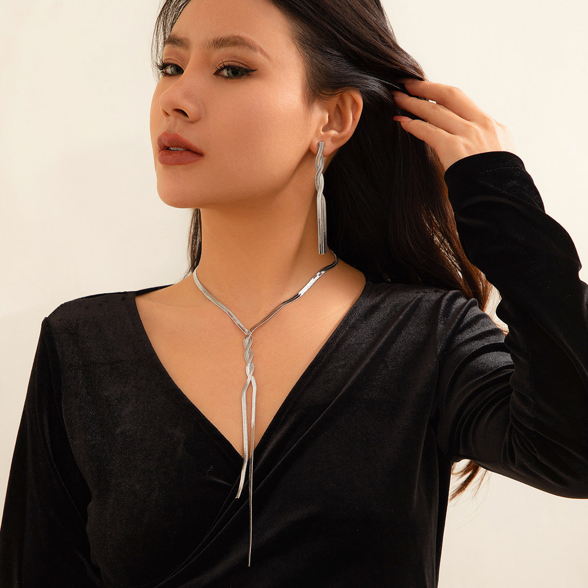Collar minimalista con colgante geométrico, cadena de serpiente de cobre bañada en oro y detalle de borla