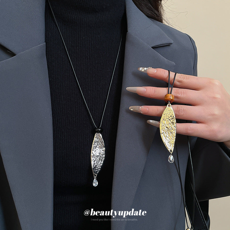 Collar con colgante de hoja minimalista de aleación con acabado chapado para mujer, cadena de suéter ligera, accesorio de lujo