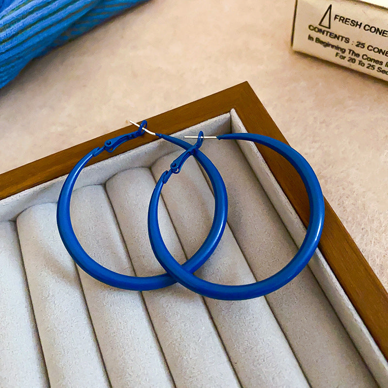 Pendientes de aro circulares retro minimalistas para mujer en metal chapado con detalles en azul Klein