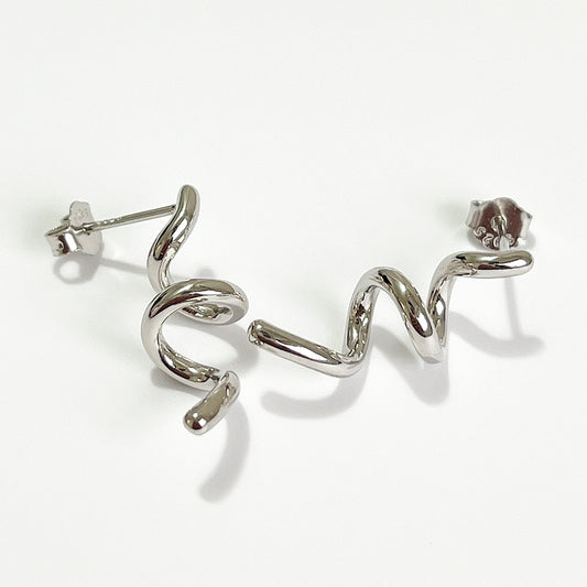 Pendientes de lágrima en espiral de plata de ley 925 chapados en oro blanco con incrustaciones de perlas