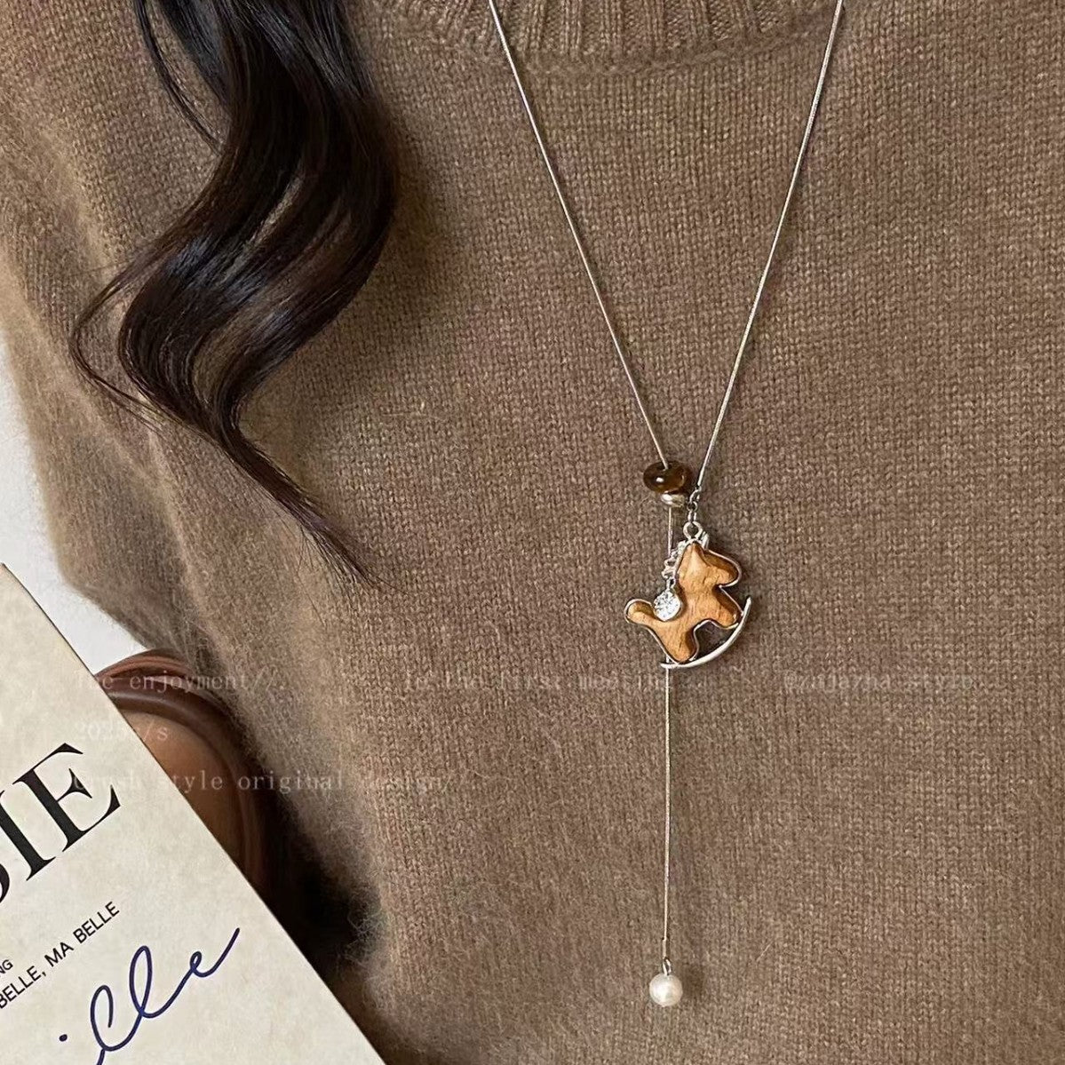 Collar con colgante de caballo minimalista de lujo para mujer en madera con chapado en oro de 18 quilates — Cadena para suéter de uso diario