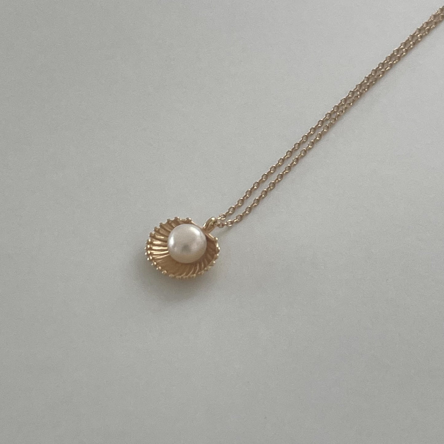 Collana minimalista con conchiglia geometrica e perla in argento sterling 925 placcato oro su catena snake