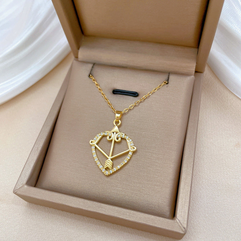 Collana in acciaio al titanio a forma di cuore minimalista con intarsio in strass per uomo e donna, delicata catena clavicola con design a Cupido