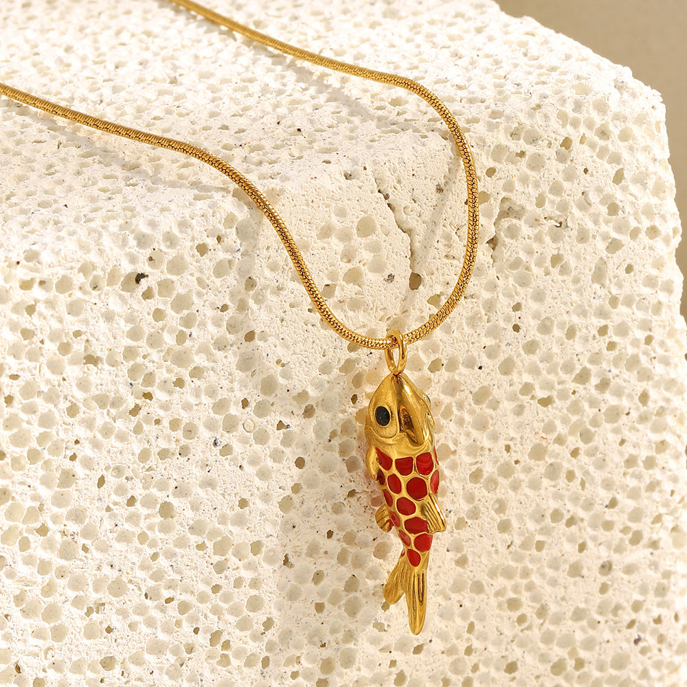 Collana con Pendente a Pesce Lussuosa e Minimalista in Acciaio Inossidabile con Placcatura in Oro 18K e Dettaglio in Smalto Rosso