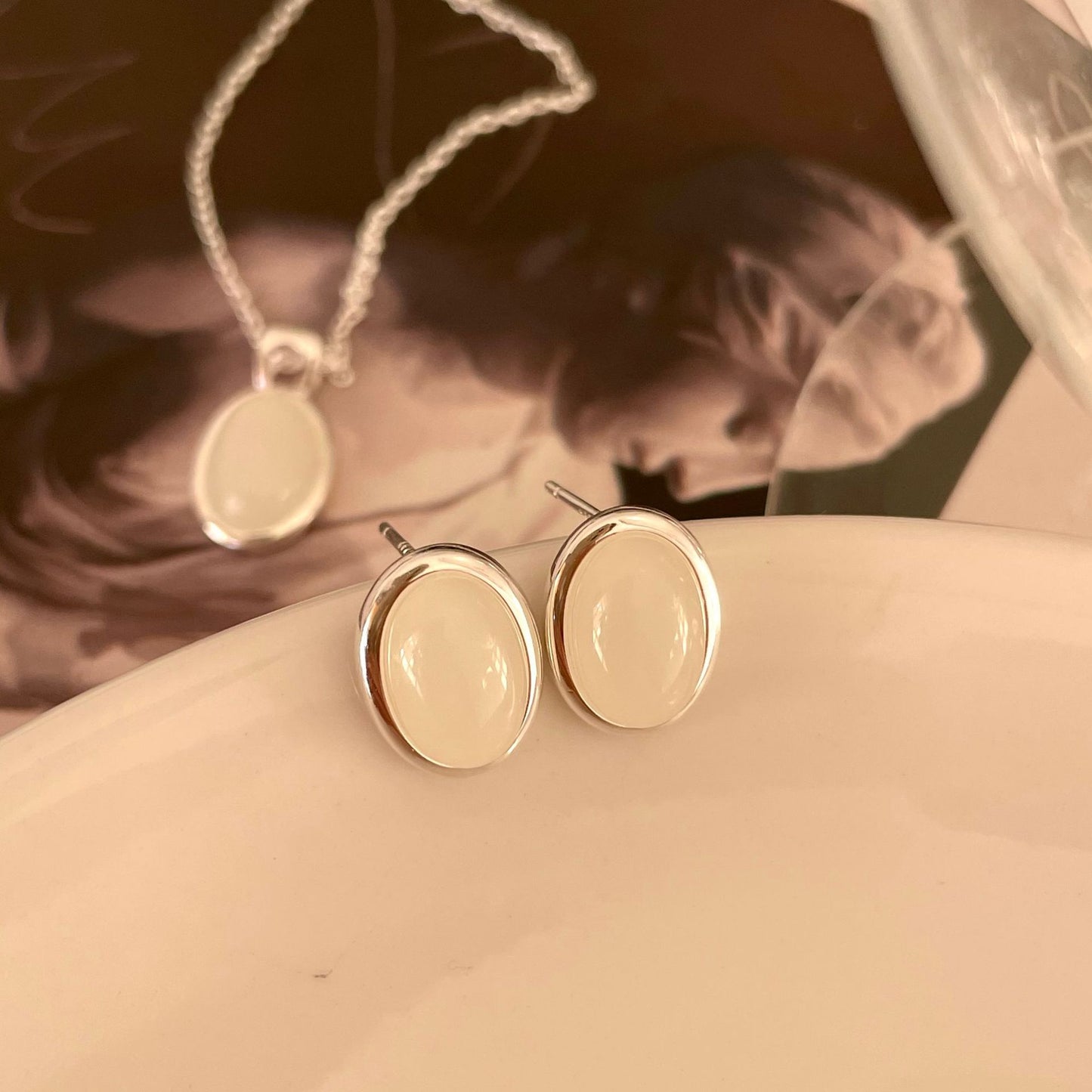 Orecchini a perno da donna minimalisti a forma di goccia d'acqua in argento sterling 925 con intarsio di perle