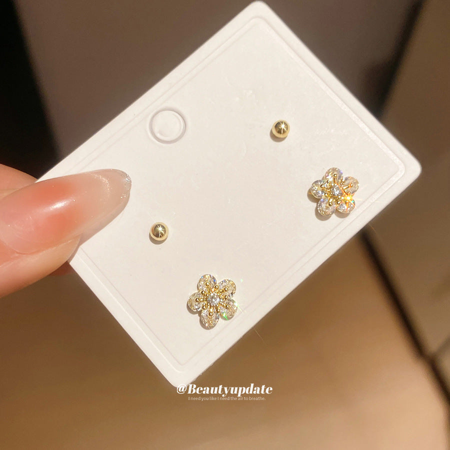 Juego de pendientes minimalistas de circonita floral para mujer con postes de acero inoxidable y base de cobre