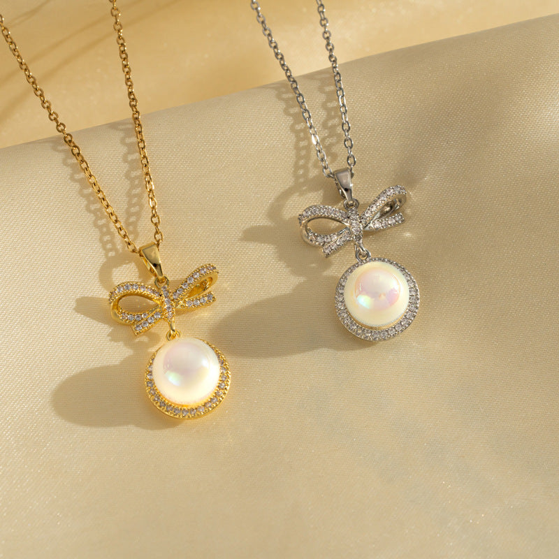 Elegante collana con ciondolo a fiocco e perla da donna in acciaio al titanio con finitura galvanica, leggera e ipoallergenica