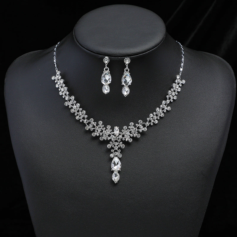 Sweet Minimalist Floral and Geometric Alloy Pendant Necklace with Rhinestone Inlay for Women, Twisted Plate Chain, Delicate Clavicle Chain Suitable for Sweaters and Wedding Occasions
