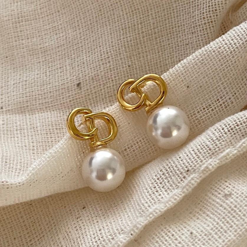 Orecchini a perno a forma di lettera, dolci e minimalisti, da donna in argento sterling 925 con accenti di perle