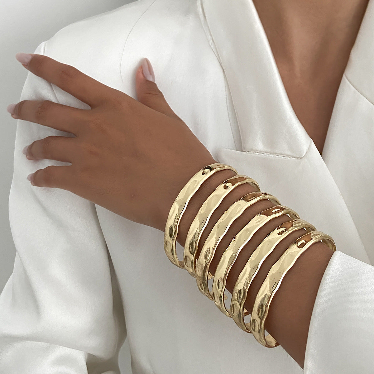 Pulsera minimalista geométrica de aleación para mujer con textura líquida martillada y acabado pulido chapado