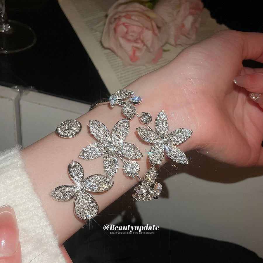 Elegante bracciale rigido aperto floreale con intarsio in strass in rame da donna, accessorio di moda minimalista di lusso