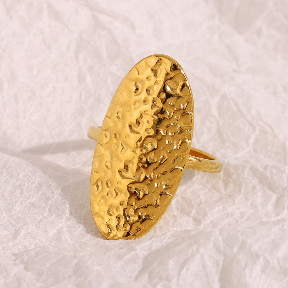 Anello ovale da donna in acciaio inossidabile placcato oro 18 carati con finitura martellata