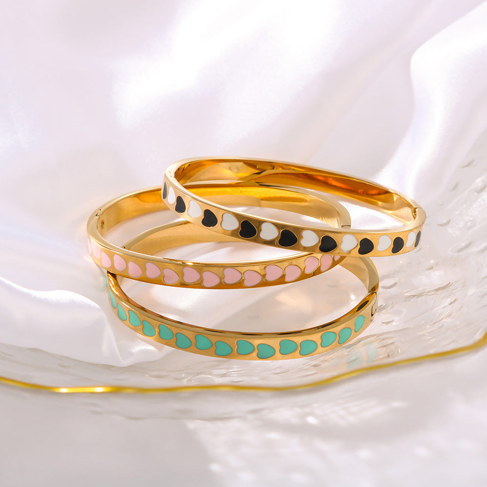 Bracciale Minimalista a Cuore in Acciaio Inossidabile con Placcatura in Oro 18K e Motivo Floreale Smaltato