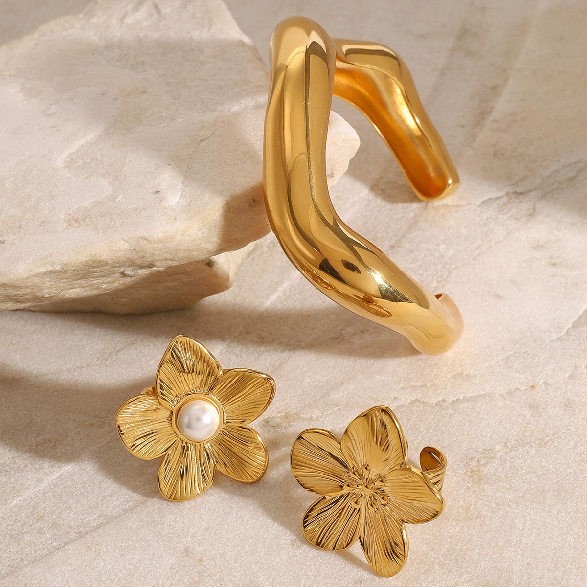 Bracciale rigido aperto minimalista in acciaio inossidabile con perla e dettagli floreali, gioiello da mano in titanio e acciaio