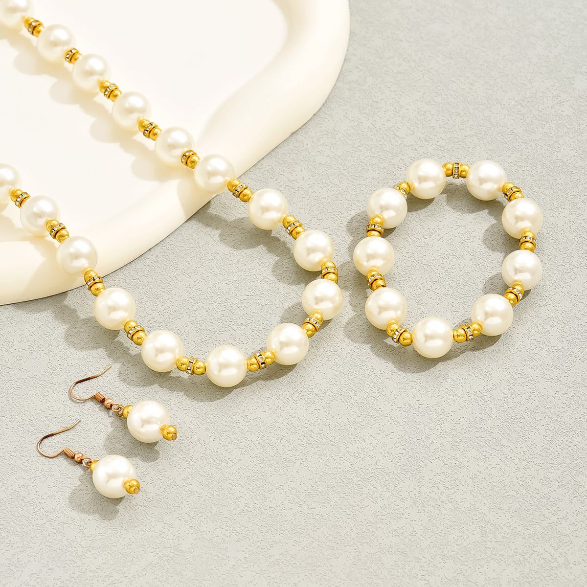 Elegante Conjunto de Joyería de Perlas y Nácar para Mujer — Collar con Colgante Redondo y Ovalado, Cadena de Perlas, Pendientes y Pulsera a Juego, Accesorio de Moda Minimalista