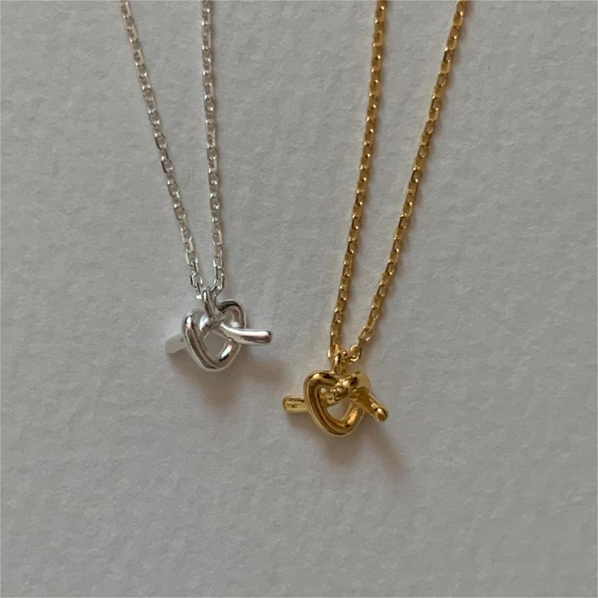 Collana con Chiave a Cuore Annodato dal Tono Freddo Minimalista in Argento Sterling 925 con Accenti Geometrici su Catena Box