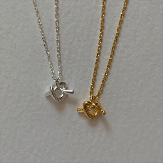 Collar minimalista con llave de corazón anudada en tono frío de plata de ley 925 con detalles geométricos en cadena de caja