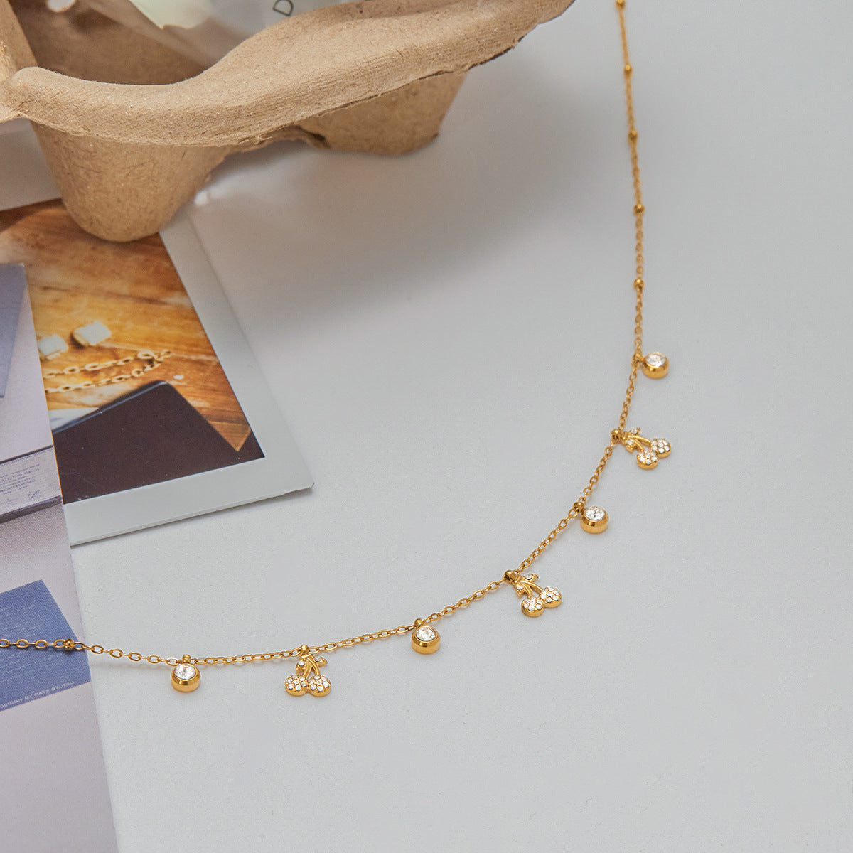 Collana Pendente da Donna in Acciaio Inox Geometria Lusso Minimalista con Ciliegia