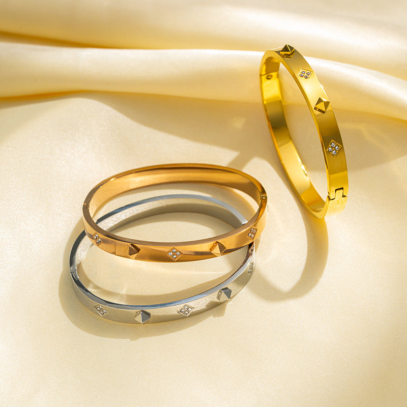 Bracciale da donna minimalista a forma di trifoglio in acciaio inossidabile con intarsio in strass e chiusura in acciaio al titanio placcato