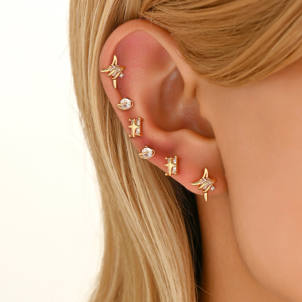Pendientes de Cobre en Forma de Lazo Dulce y Minimalista con Incrustaciones de Zirconia y Postes de Acero Inoxidable para Mujer