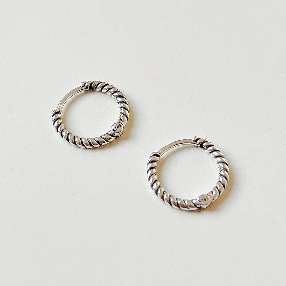Pendientes de Plata Trenzados Minimalistas en Plata de Ley 925 para Mujer con Estética Natural y Fresca