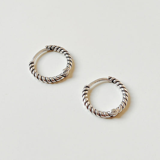 Orecchini Pendenti Minimalisti in Argento Intrecciato con Goccia in Argento Sterling 925 per Donna dallo Stile Naturale e Fresco