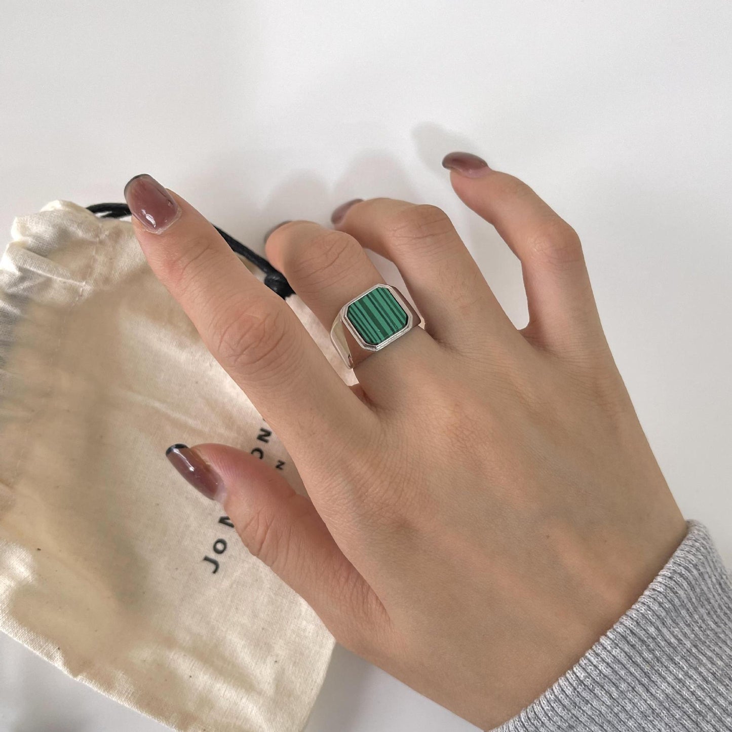 Anillo Minimalista Geométrico Verde Turquesa en Plata de Ley 925 con Patrón de Tierra Texturizado