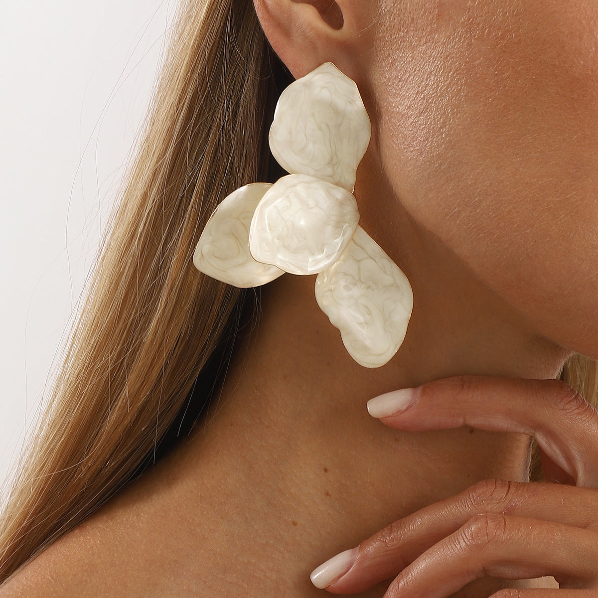 Orecchini a perno con fiori dolci in lega, smaltati, da donna, a forma di fiore pieghevole
