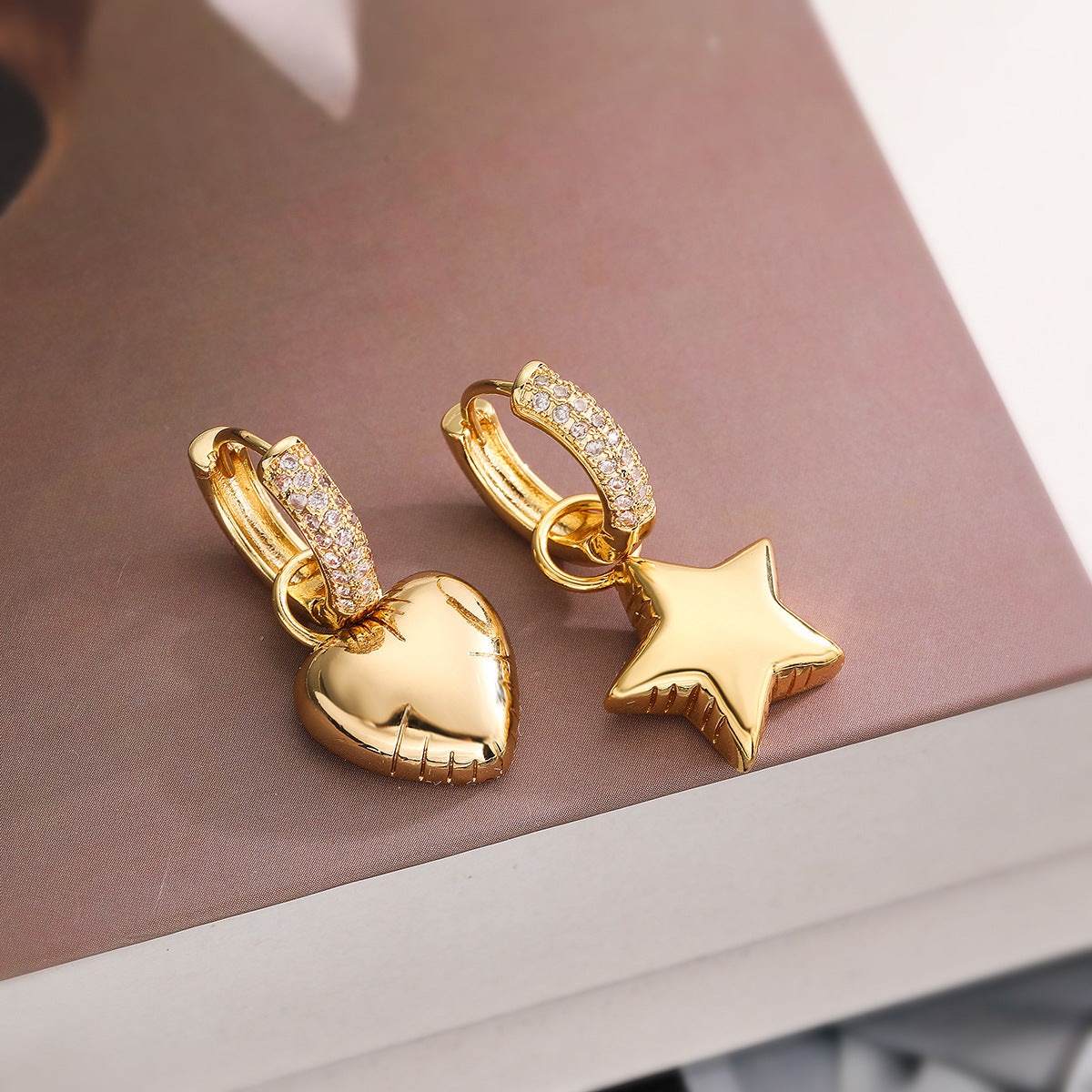 Orecchini da donna in zircone a forma di stella e luna asimmetrici minimalisti in rame con design geometrico