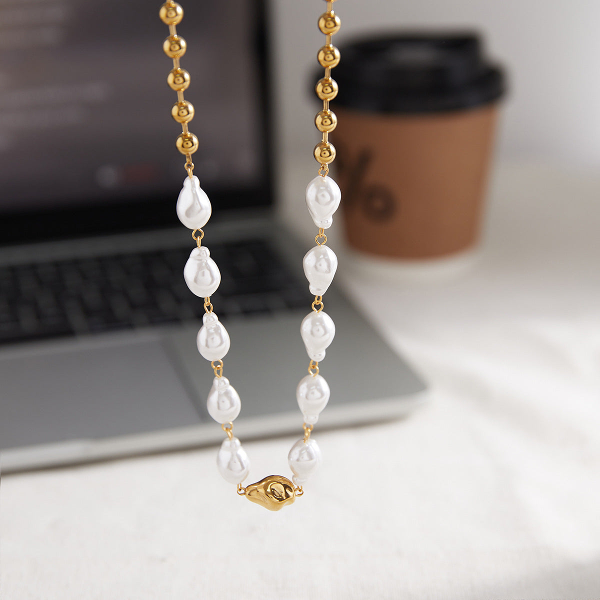 Collana di perle lussuosa, elegante e geometrica in acciaio al titanio da donna