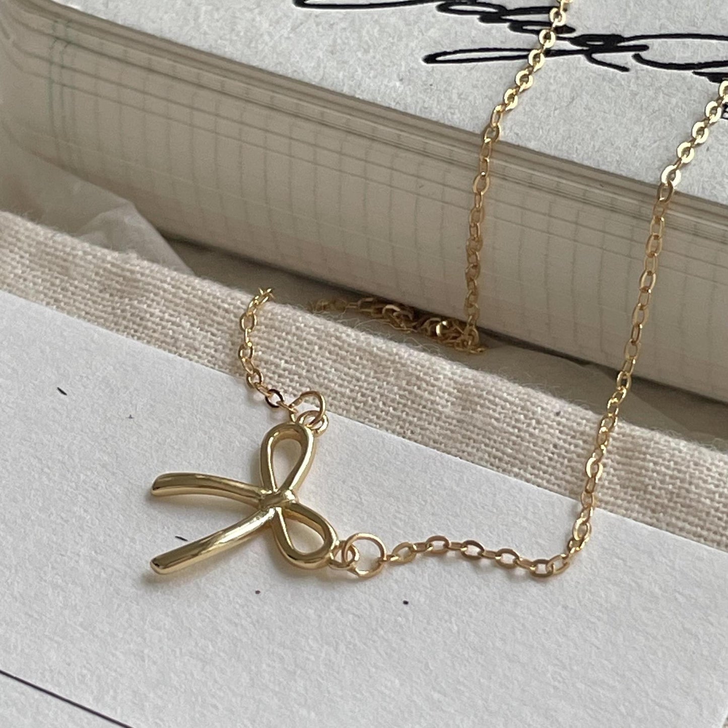 Collar Minimalista con Forma de Lazo de Plata de Ley 925 con Cadena de Cruz para Mujer