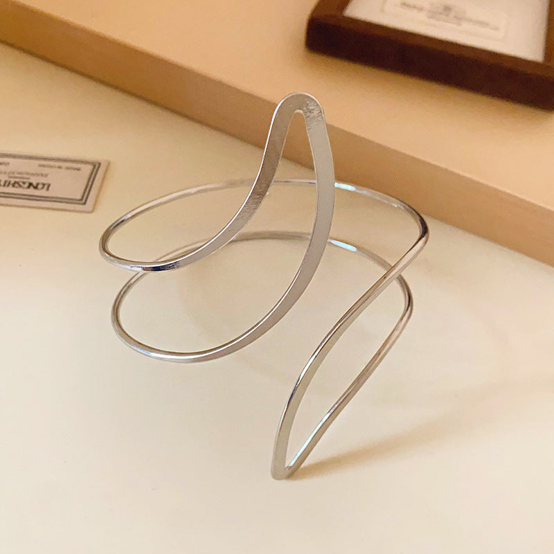Pulsera de metal con patrón de cuadrícula geométrica de tono frío minimalista con acabado galvanizado para mujer