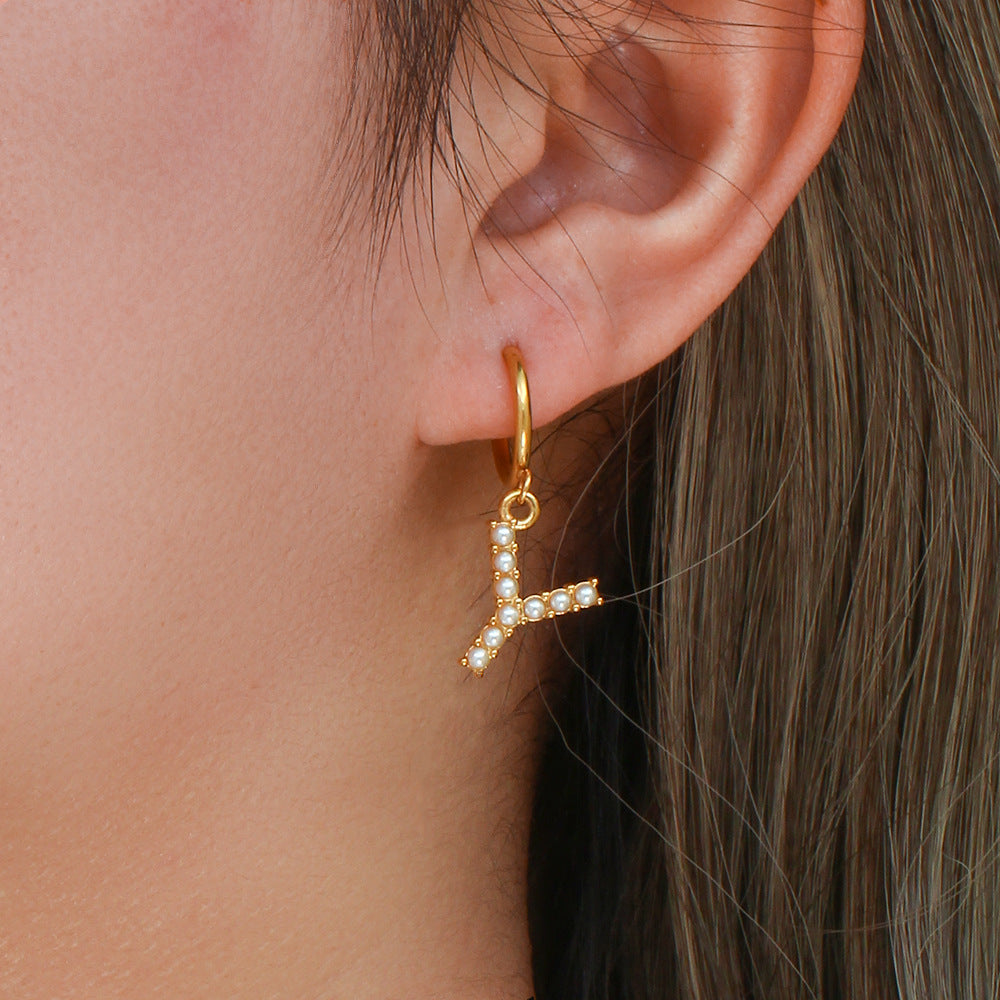Orecchini a perno a forma di lettera dal design minimalista per donna in acciaio inossidabile con placcatura in oro 18 carati e dettagli in perle