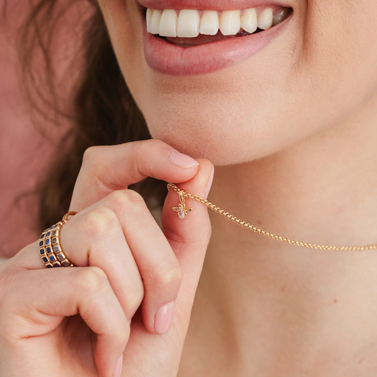 Ciondolo Minimalista placcato oro in ottone a forma di cuore con strass e barretta quadrata